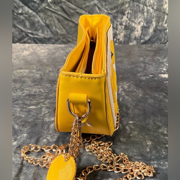 Lemon wedge shoulder strap purse. - Picture 2 of 5